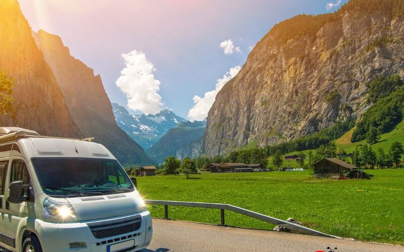 Kamper wiosną – dlaczego warto, gdzie pojechać i na co uważać?