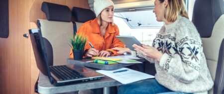 Aplikacje dla kamperowiczów – co zainstalować przed pierwszym wyjazdem?